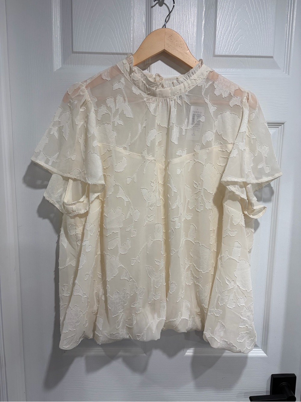 2/$30 Torrid Women’s Chiffon Clip Floral Bubble Hem Flutter Sleeve Top Cream